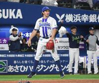 　２回、田中に２点適時二塁打を打たれぼう然とするバウアー（撮影・佐藤厚）