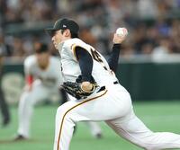 　８回、下手で投げる平内（撮影・金田祐二）