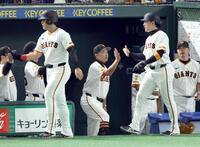 　１回、中山の先制２点打で生還した二走・岡本、三走・丸を迎える阿部監督（中央）