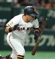 　１回、左前に２点適時二塁打を放つ山瀬（撮影・金田祐二）