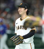 　２回を無失点に抑え笑顔で降板する山崎（撮影・金田祐二）