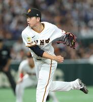 　２番手で力投する戸郷（撮影・金田祐二）