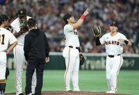 　６回、ボスラーの打球方向を指さす岡本（撮影・金田祐二）