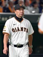 　５回裏を終え、投手交代を告げた阿部監督