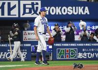 　２回、小川に勝ち越しの右犠飛を打たれ肩を落とすバウアー（撮影・佐藤厚）