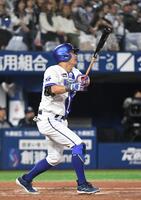 　１回、筒香は中越えに２０号２ランを放つ（撮影・佐藤厚）