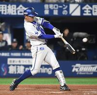 　３回、松尾は中前に同点適時打を放つ（撮影・佐藤厚）