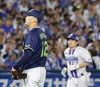 　６回、佐野（奥）に３ランを浴びた石山