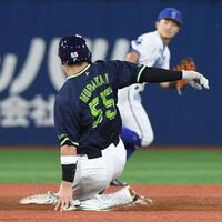 　３回、村上は二盗に成功する（撮影・佐藤厚）