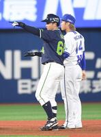 　２回、岩田は左線に勝ち越しの適時二塁打を放つ（撮影・佐藤厚）