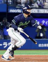 　２回、田中が右翼線に２点二塁打を放つ