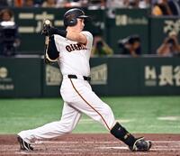 　４回、泉口が右前打を放つ