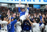 　巨人、中日ナインに胴上げされる中田（撮影・金田祐二）
