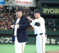 　坂本に名球会のブレザーを着せてもらう田中将（撮影・金田祐二）