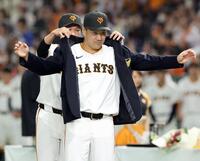 　坂本（奥）からブレザーを贈られる田中将