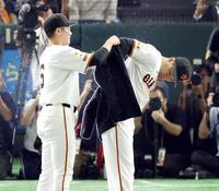 　坂本（左）からブレザーを贈られる田中将