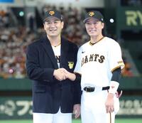 　坂本から名球会のブレザーを贈呈された田中将（撮影・金田祐二）