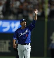 　声援に応える中田（撮影・金田祐二）