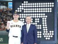 　堀内恒夫氏に祝福される田中将（撮影・金田祐二）