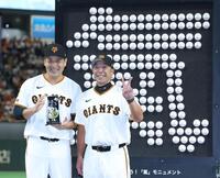 　田中将に記念品を贈った阿部監督（撮影・金田祐二）