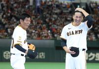 　明石家さんまに祝福される田中将（撮影・金田祐二）