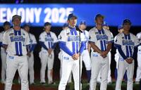 　ファンにあいさつする三浦監督（中央）＝撮影・佐藤厚