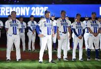 　「Ｉ　ＬＯＶＥ　横浜！」と音頭を取る三浦監督（中央）＝撮影・佐藤厚