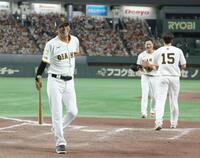 　田中将のセレモニーを盛り上げた明石家さんま（撮影・金田祐二）