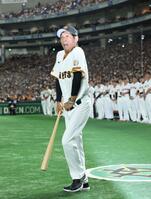 　球場を盛り上げた明石家さんま（撮影・金田祐二）