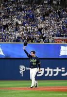 　横浜のファンに別れを告げる高津監督（撮影・佐藤厚）