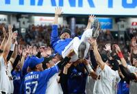 　両チームから胴上げされる中田（撮影・金田祐二）