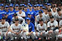 　記念撮影する中田（撮影・金田祐二）