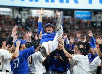 　胴上げされる中田（撮影・金田祐二）