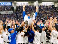 　両チームの選手に胴上げされる中田