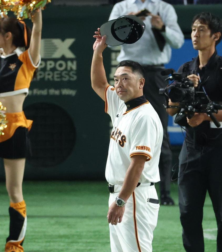 　声援に応える阿部監督（撮影・金田祐二）