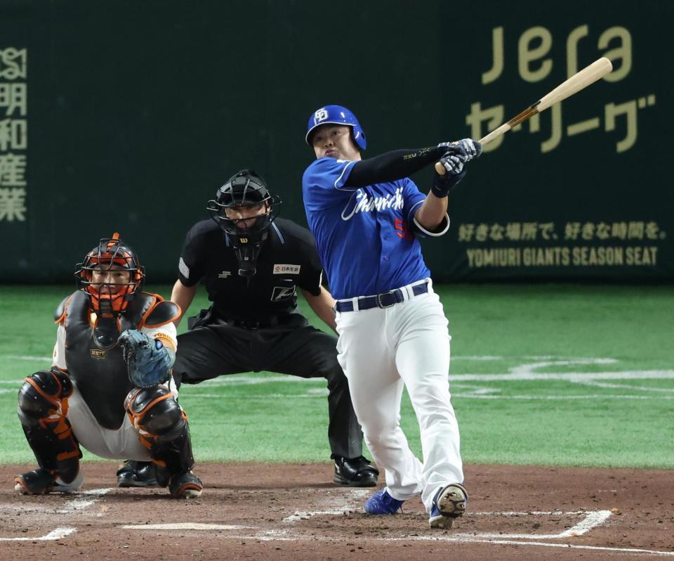 　３回、２ランを放つ細川（撮影・金田祐二）