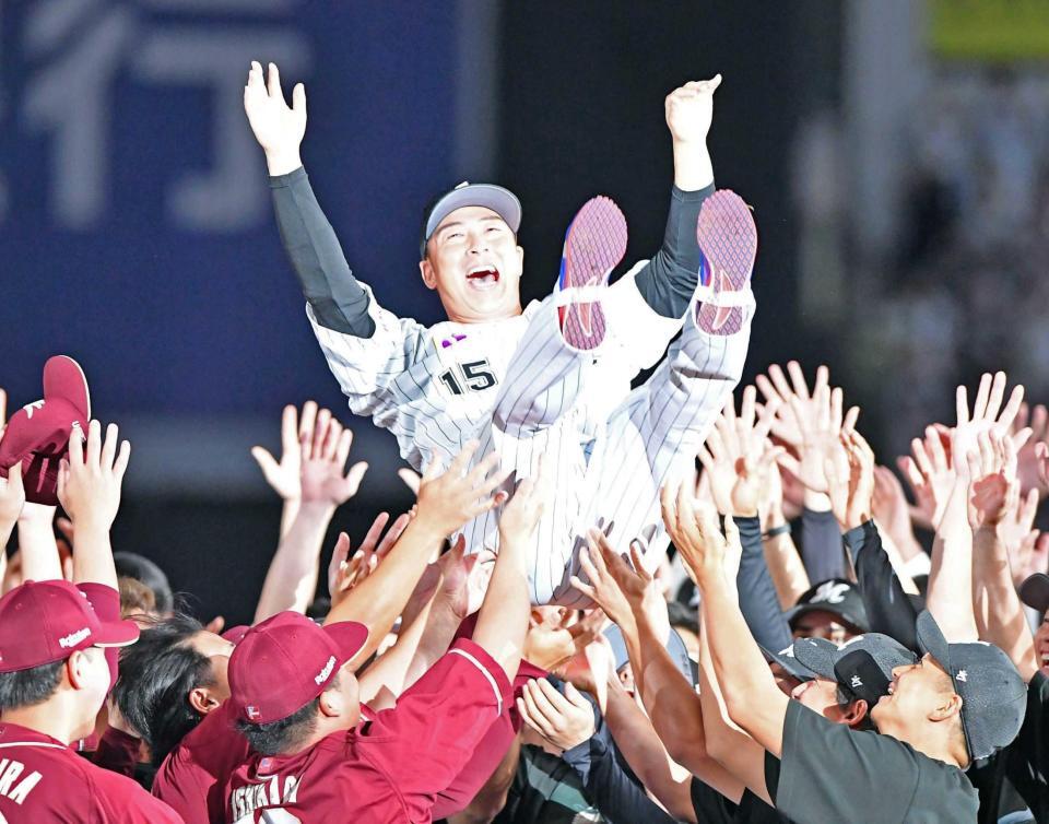 　両軍ナインから胴上げされる美馬（撮影・開出牧）