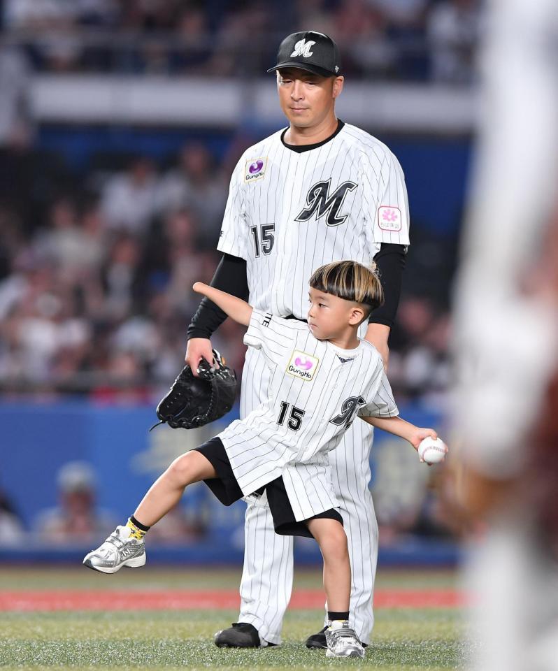 　始球式を務める美馬（後方）の長男・リタくん（撮影・開出牧）