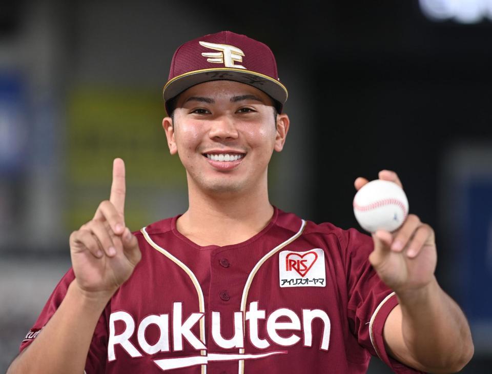 　プロ初勝利を挙げウイニングボールを手にポーズを決める泰（撮影・開出牧）