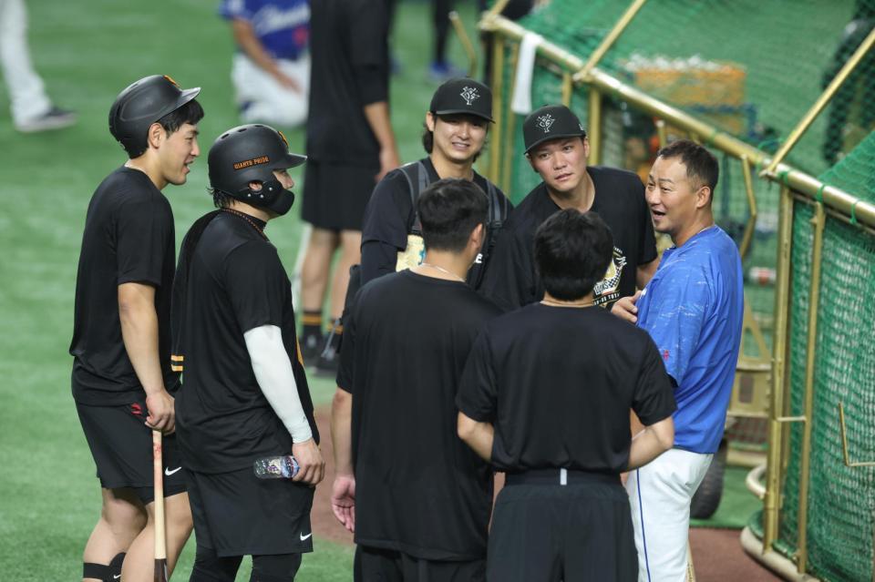 　（左から）岡本、丸、田中、坂本らと談笑する中田（撮影・金田祐二）