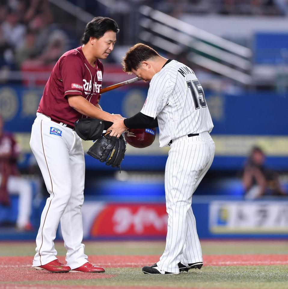 　１回、三振を奪った先頭の浅村（左）と握手を交わす美馬＝９月３０日