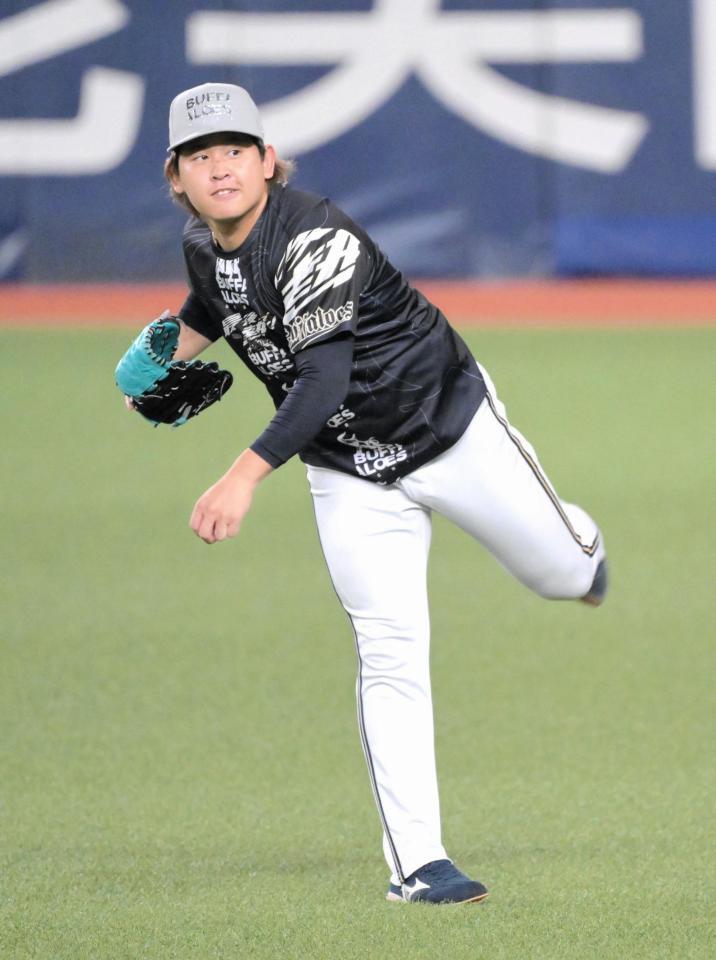 　試合前練習でキャッチボールする宮城（撮影・金居みつよし）