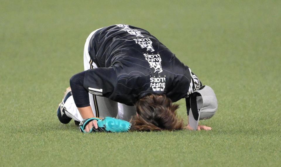 　キャッチボールで悪送球し土下座する宮城（撮影・金居みつよし）