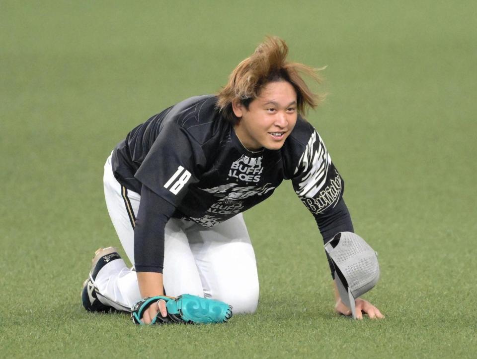 　キャッチボールで悪送球し土下座する宮城（撮影・金居みつよし）