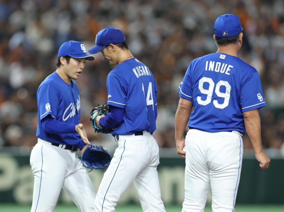 　４回、降板する草加（中央）＝撮影・金田祐二