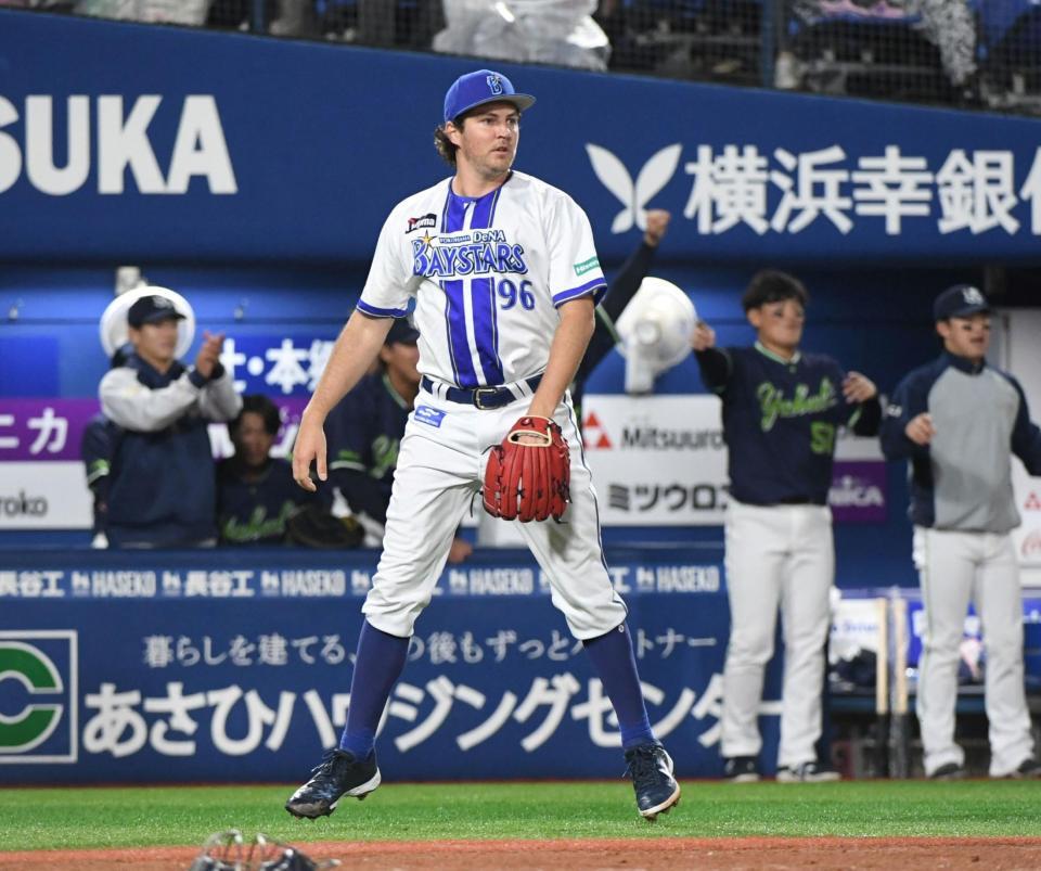 　２回、田中に２点適時二塁打を打たれぼう然とするバウアー（撮影・佐藤厚）