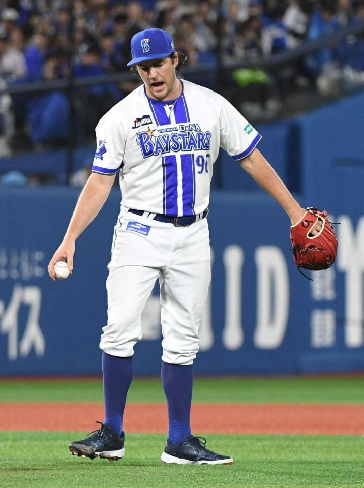 　３回、村上に死球を与え、声を上げるバウアー（撮影・佐藤厚）