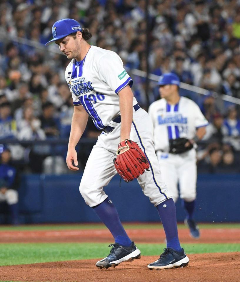 　２回、小川に勝ち越しの右犠飛を打たれ、ベースカバーに向かうバウアー（撮影・佐藤厚）