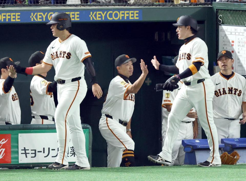 　１回、中山の先制２点打で生還した二走・岡本、三走・丸を迎える阿部監督（中央）