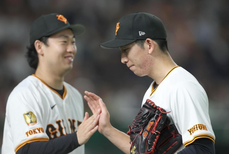 　３イニングを無失点に抑え、先発の山崎に迎えられる戸郷（撮影・金田祐二）